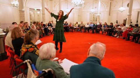 Âm nhạc hàn gắn những ký ức vụn vỡ