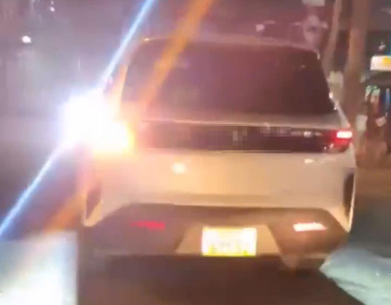 Xử phạt tài xế ô tô gắn thêm đèn chiếu sáng bên thành xe