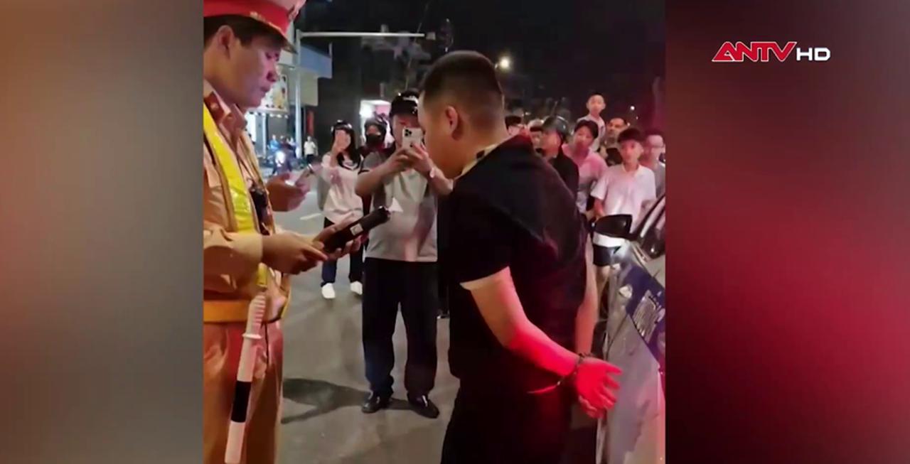 Tài xế có nồng độ cồn bỏ chạy, đâm va vào xe Cảnh sát giao thông