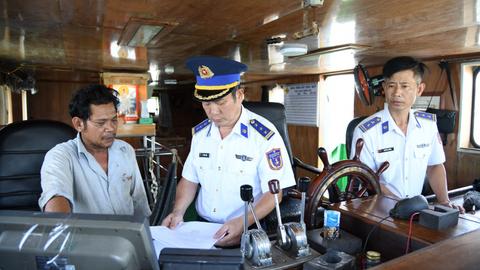 Bắt giữ tàu cá chở 600.000 lít dầu DO không chứng từ