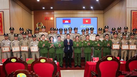 Bế giảng khóa bồi dưỡng huấn luyện chó nghiệp vụ 