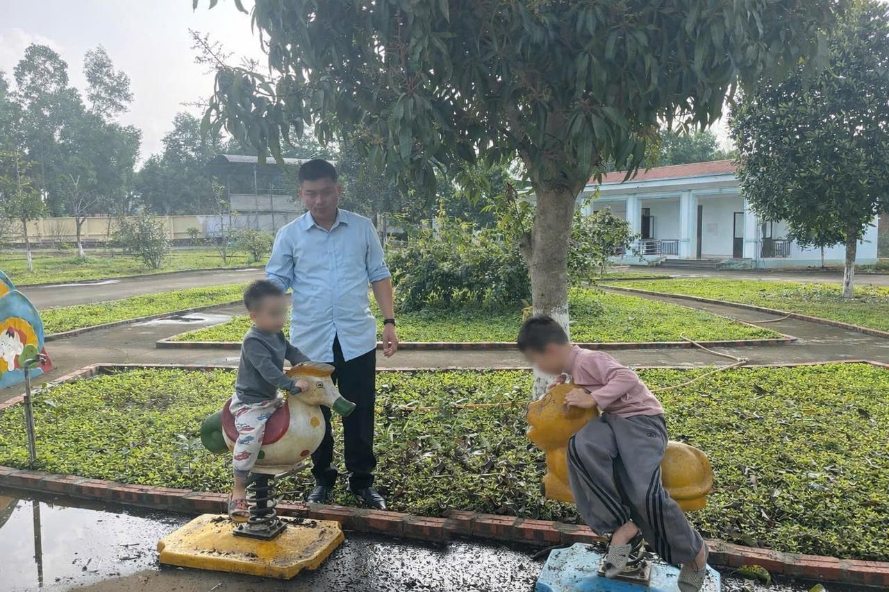 CHUYỆN VỀ NHỮNG ĐỨA TRẺ PHÍA SAU SONG SẮT