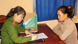 Tiếp nhận đối tượng truy nã ra đầu thú