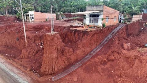 Vụ hạ cốt nền khiến nhà dân cheo leo: Công an Đồng Nai vào cuộc điều tra