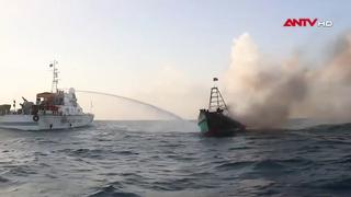 Vùng Cảnh sát biển 4 cứu các thuyền viên trên tàu cá bị cháy