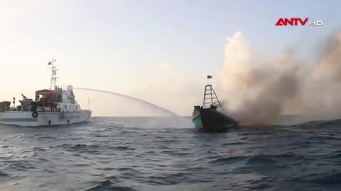 Vùng Cảnh sát biển 4 cứu các thuyền viên trên tàu cá bị cháy