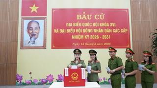 Cán bộ chiến sĩ Công an vừa thực hiện quyền công dân, vừa bảo đảm an ninh, trật tự Ngày bầu cử