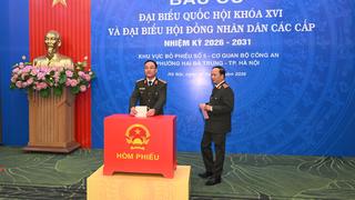 Lãnh đạo Bộ Công an bầu cử tại Khu vực bỏ phiếu số 5