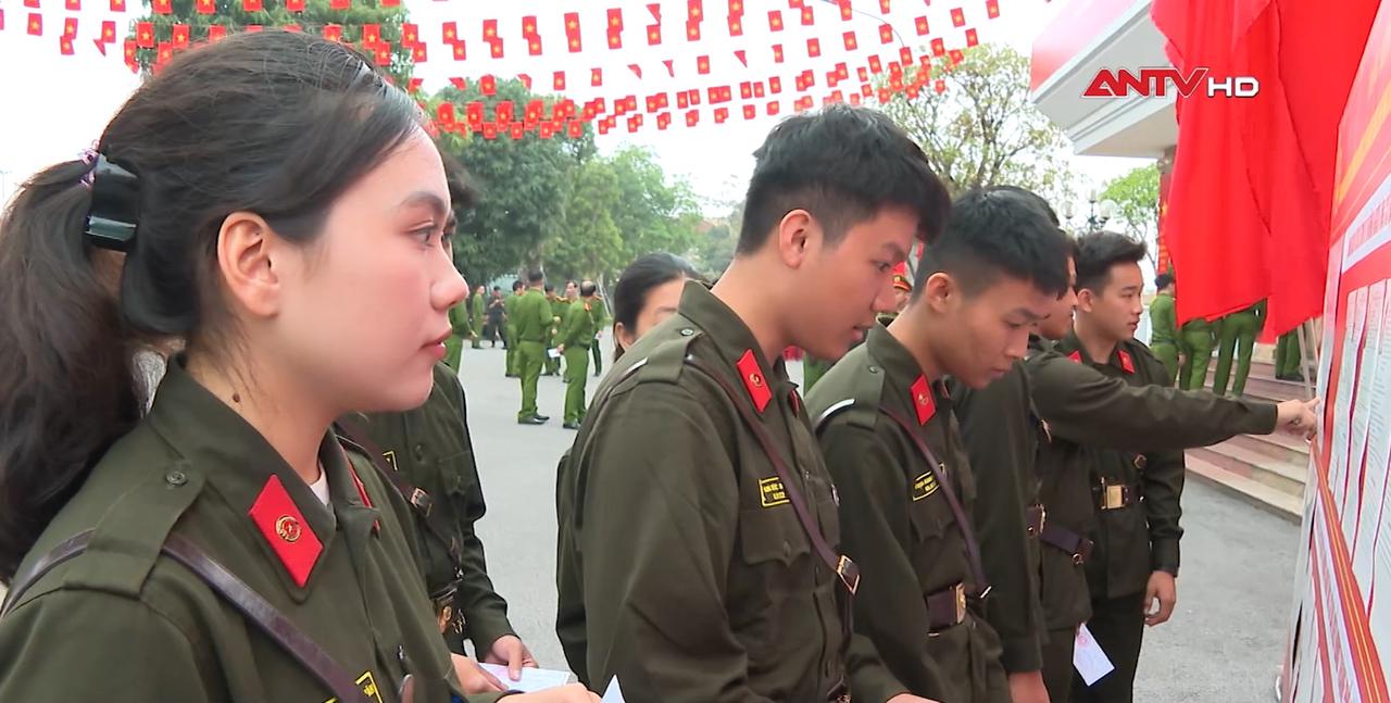 Cảnh sát cơ động hoàn thành nhiệm vụ kép trong ngày bầu cử