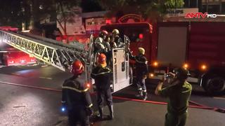 Cảnh sát giải cứu 5 người mắc kẹt trong đám cháy nhà cao tầng