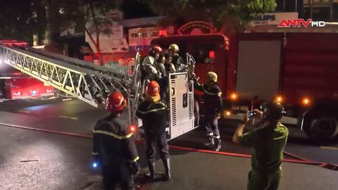 Cảnh sát giải cứu 5 người mắc kẹt trong đám cháy nhà cao tầng