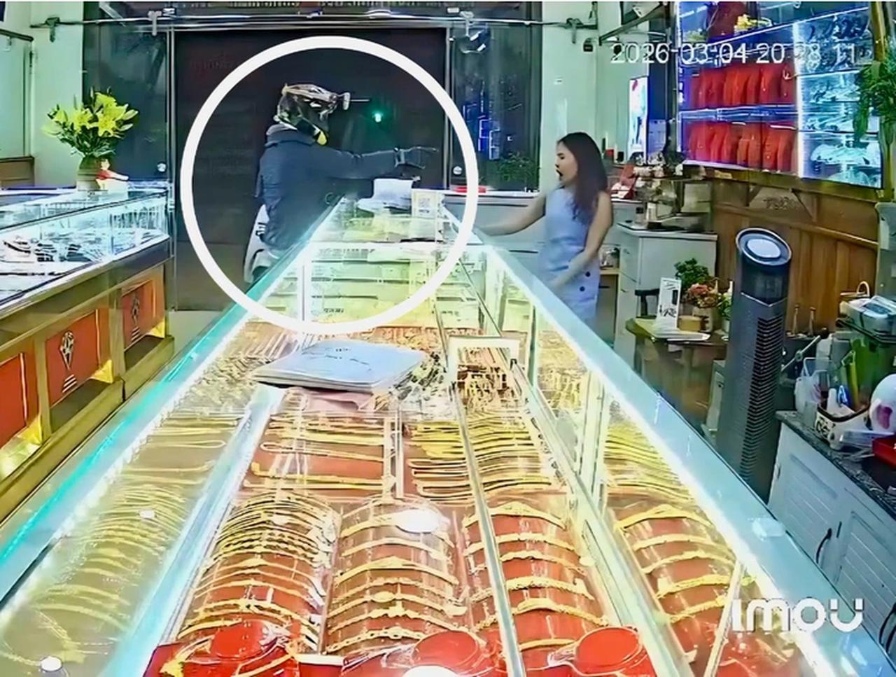 Đắk Lắk: Truy tìm người đàn ông đến tiệm vàng có biểu hiện lạ