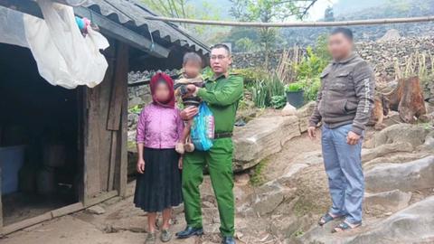 Thiếu tá công an kịp thời cứu bé 3 tuổi dưới bể nước