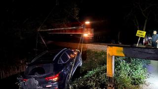 Va chạm tàu hoả, ô tô bị hất văng xuống mương nước