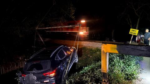 Va chạm với tàu hoả, ô tô bị hất văng xuống mương nước