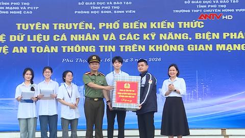 Công an tỉnh Phú Thọ trang bị “lá chắn số” cho học sinh