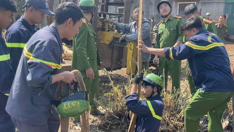 Cứu kịp thời cháu bé rơi xuống giếng sâu