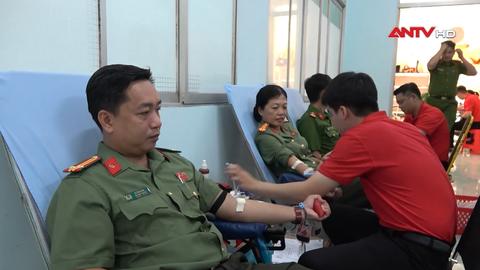 Giọt máu nghĩa tình – vì nhân dân phục vụ