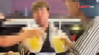 Công an xác minh nhóm người ngồi ăn uống trên thùng xe bán tải đang đi