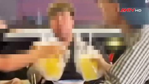 Công an xác minh nhóm người ngồi ăn uống trên thùng xe bán tải đang đi