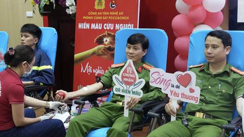 Cán bộ chiến sỹ Cảnh sát PCCC& CNCH Công an Nghệ An hiến máu tình nguyện