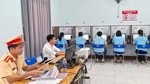 Cư dân mạng đồng tình siết chặt sát hạch lái xe