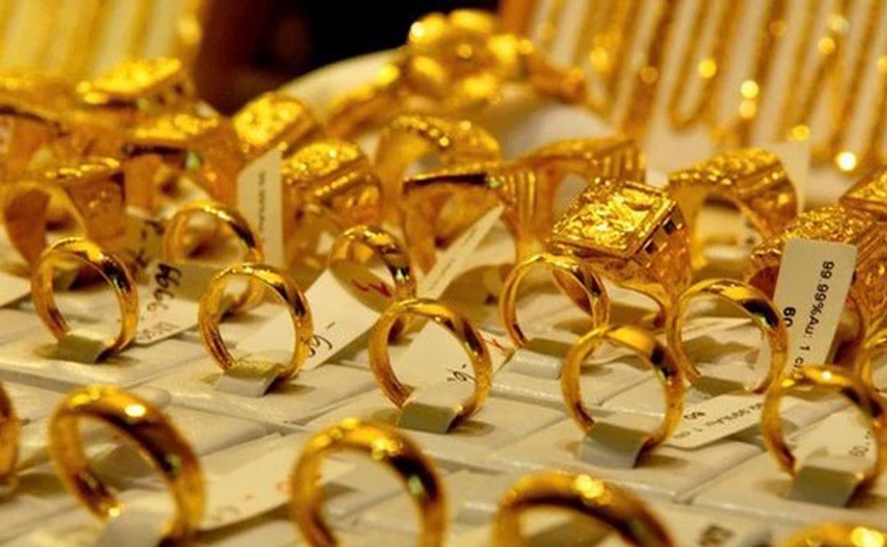 Giá vàng giảm mạnh, cao hơn thế giới 30 triệu đồng/lượng Giá vàng giảm mạnh, cao hơn thế giới 30 triệu đồng/lượng