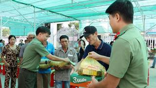  Thăm tặng quà cho người dân có hoàn cảnh khó khăn tỉnh An Giang