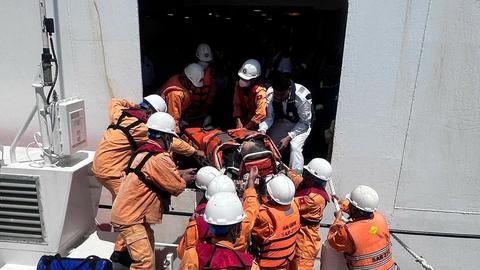 Cấp cứu và đưa 2 hành khách trên du thuyền quốc tế vào bờ điều trị