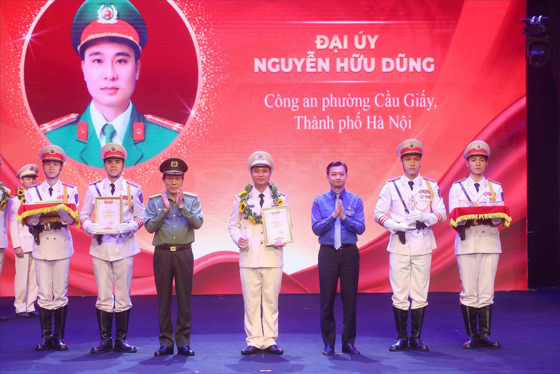 Đại tướng Lương Tam Quang, Ủy viên Bộ Chính trị, Bộ trưởng Bộ Công an và Ủy viên Dự khuyết Trung ương Đảng, Bí thư Thường trực Trung ương Đoàn Nguyễn Minh Triết tuyên dương, trao giải thưởng “Gương mặt trẻ Công an tiêu biểu” năm 2025.