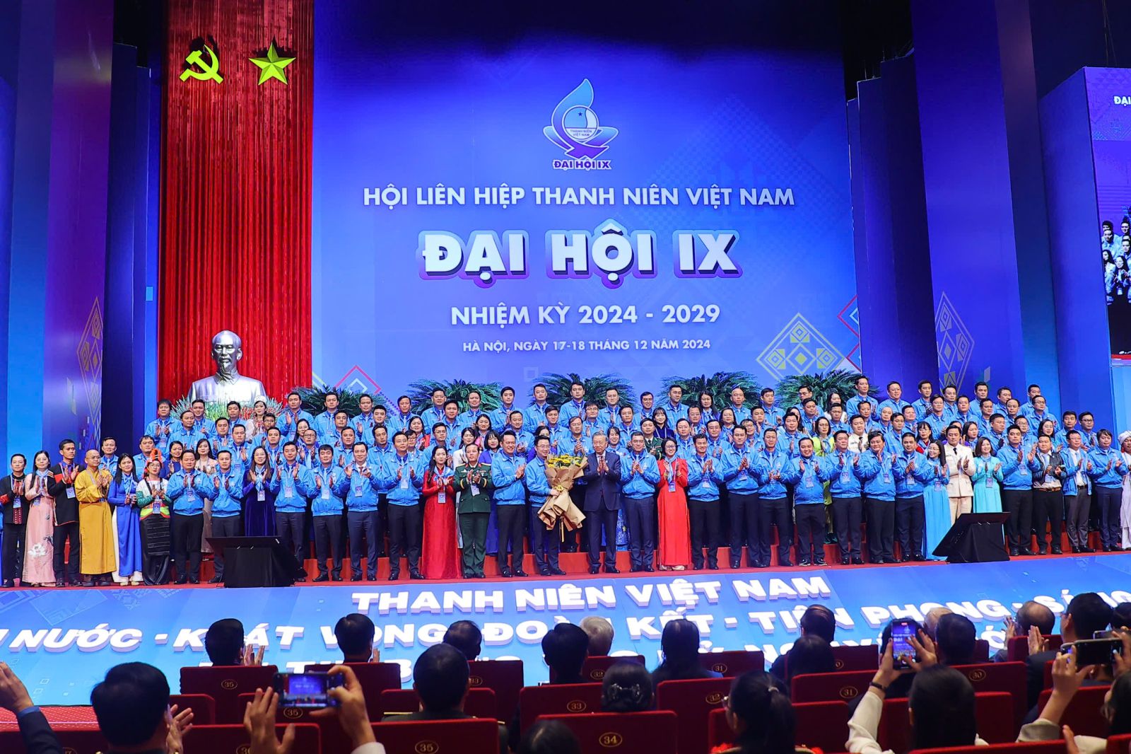 Tổng Bí thư Tô Lâm tặng hoa chúc mừng Ủy ban T.Ư Hội Liên hiệp thanh niên Việt Nam lần thứ IX.