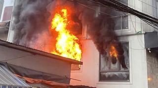 Hà Nội: Ngôi nhà 7 tầng bất ngờ bốc cháy dữ dội