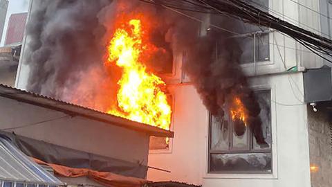 Hà Nội: Ngôi nhà 7 tầng bất ngờ bốc cháy dữ dội