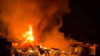 Lửa thiêu rụi 13 căn nhà ven sông ở Cà Mau 