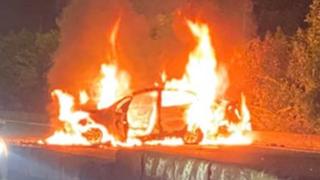 Hai ô tô bốc cháy sau va chạm giao thông