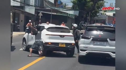 Công an khống chế đối tượng chặn xe taxi đập phá trên QL20