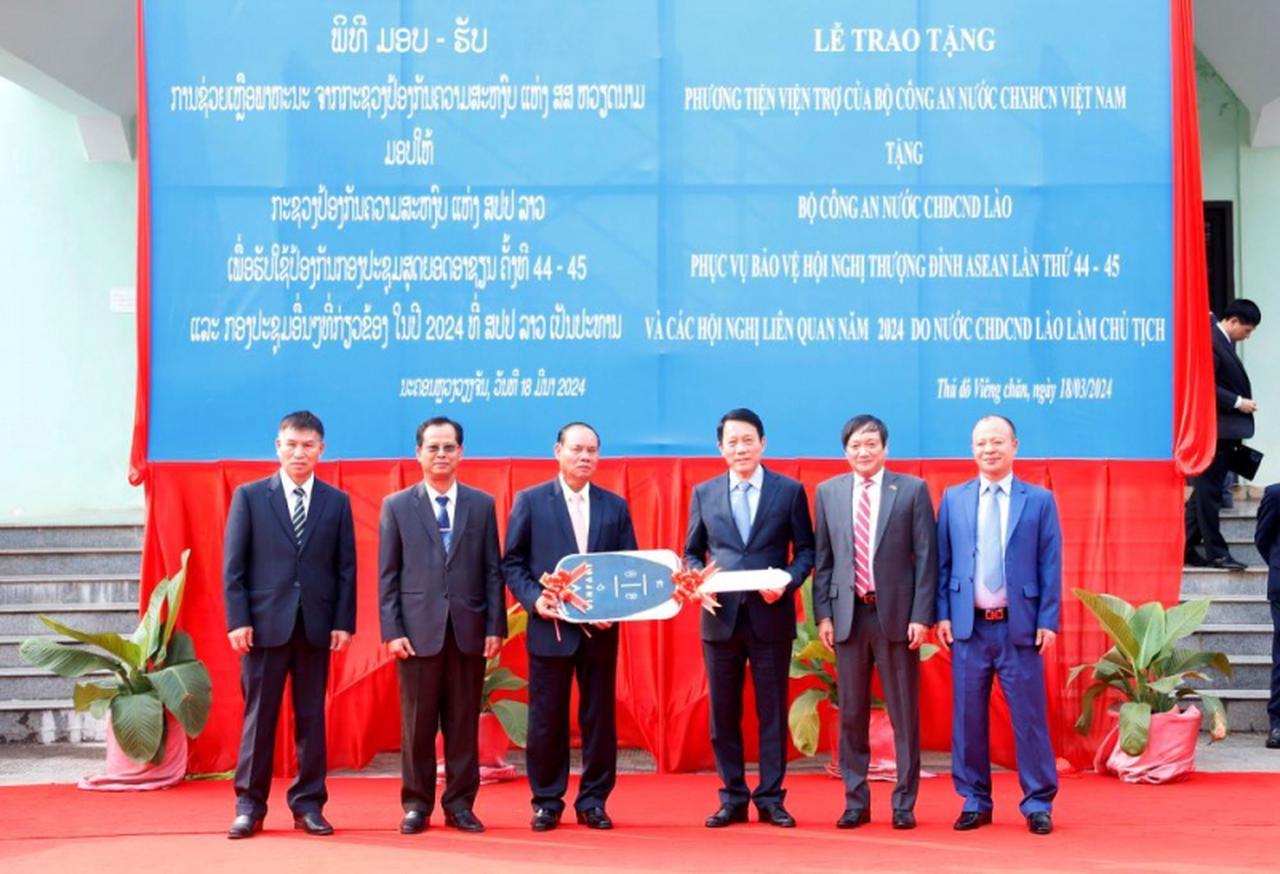 Thắm tình hữu nghị Công an Việt Nam - Lào