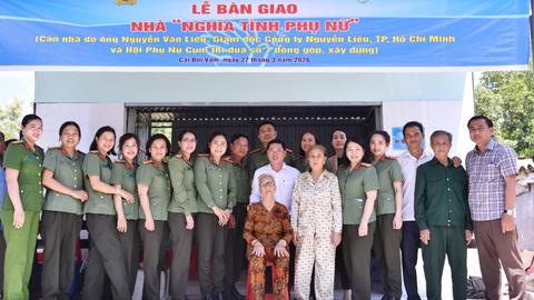 Hội Phụ nữ Cụm thi đua số 7 trao tặng nhà “Nghĩa tình phụ nữ” tại Cà Mau