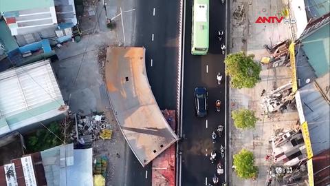 Tấm thép 10 tấn đè bẹp đầu xe tải, tài xế tử vong