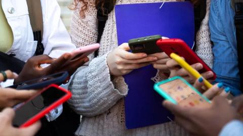 Áo thông qua lệnh cấm sử dụng mạng xã hội với trẻ em dưới 14 tuổi