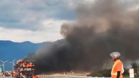 Cháy xe tải trên cao tốc Cam Lâm - Vĩnh Hảo, giao thông ùn ứ