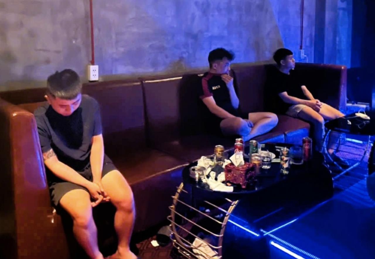 Bắt quả tang 5 đối tượng tổ chức sử dụng ma túy tại quán karaoke 
