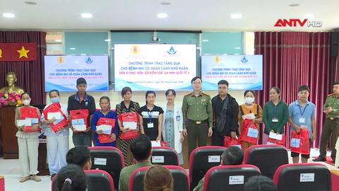 Công an cửa khẩu Cảng HKQT Tân Sơn Nhất tặng quà các bệnh nhi khó khăn