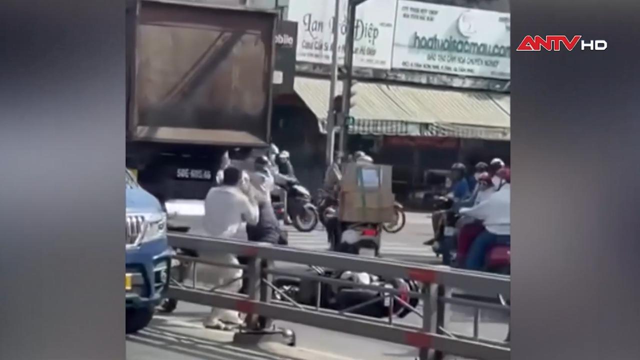 Công an xác minh 2 người đánh nhau trên đường Trường Chinh