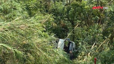 Xe ôtô 29 chỗ lao xuống vực ở Tam Đảo