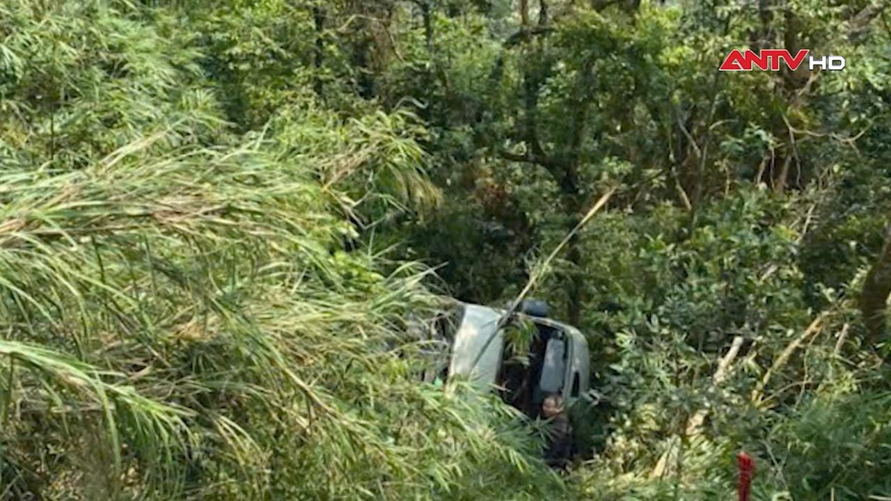 Xe ôtô 29 chỗ lao xuống vực ở Tam Đảo