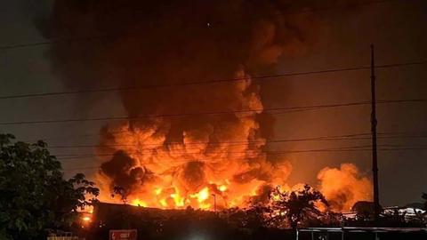 Cháy lớn xưởng gỗ gần Bệnh viện K Tân Triều