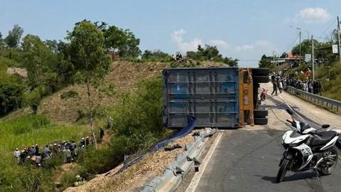 Đắk Lắk: Xe container va chạm xe máy, 3 người tử vong