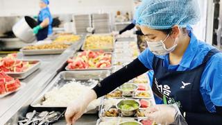 Vì sao những khối thịt mang mầm bệnh vào được trường học?