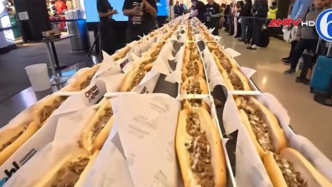 Phá kỷ lục dải bánh mì kẹp thịt dài nhất thế giới
